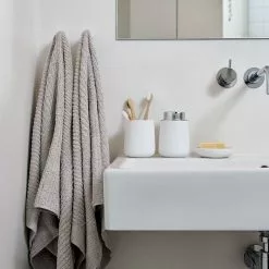 Zone Denmark Classic Badehåndkle -Varme og inneklima Salgsbutikk zone classic handkle soft grey miljobilde tilpasset comfort